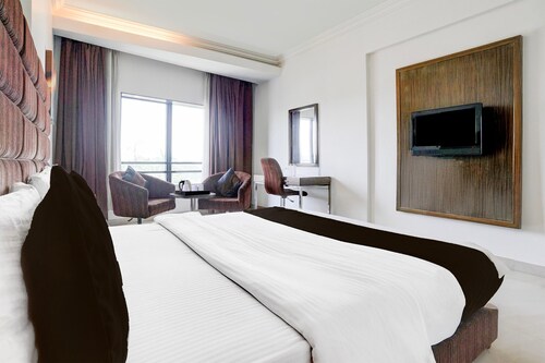 Super Townhouse Oak Bharuch Near Railway Station