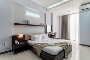 Iron/ironing board, internet, bed sheets