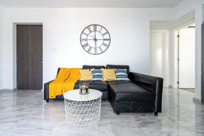 Appartamento, 1 letto matrimoniale con divano letto, cucina, vista mare | Soggiorno | Smart TV, Netflix, servizi in streaming
