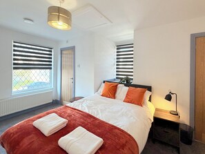 Desk, iron/ironing board, free WiFi - 7 Cherry Cottage - Humberside Apartments (Cleethorpes)