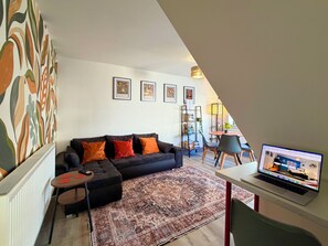 Smart TV - 7 Cherry Cottage - Humberside Apartments (Cleethorpes)