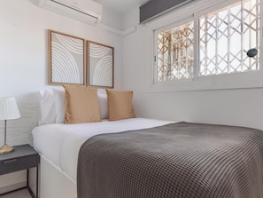 Iron/ironing board, Internet, bed sheets - Winahost Ronda Sant Antoni BCN (Barcelona)