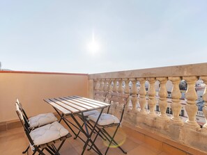 Outdoor dining - Winahost Ronda Sant Antoni BCN (Barcelona)