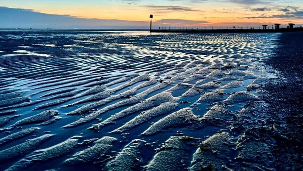 A beach with wet sand patterns, a pier in the background, and a clear sky. - 5 Spacious 2-Bed Flat Sleeps 4 Secure Parking WiFi (Cleethorpes)