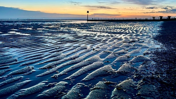 A beach with wet sand patterns, a pier in the background, and a clear sky. - 6 Spacious 1-Bed Flat Sleeps 3 Secure Parking WiFi (Cleethorpes)