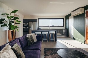 Smart TV - Jan Sofat LUX 2BR Penthouse Pool + Mountain View (Willemstad)