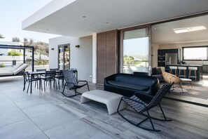 Outdoor dining - Jan Sofat LUX 2BR Penthouse Pool + Mountain View (Willemstad)