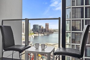 Apartment | Balcony - Harbour View Apartment With Pool & Gym (Melbourne)