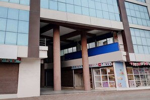 House | Reception - Collection O Rajpipla Bus Terminal (Nandod)