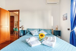 客房内保险箱、办公桌、免费 WiFi、床单