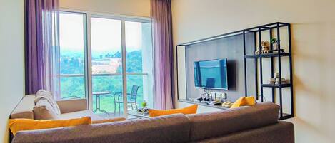 Deluxe Loft, Balcony, Mountain View | Living area