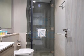 Hair dryer, towels, soap, shampoo - Designer Apartment in Zada Tower, Downtown (Dubai)