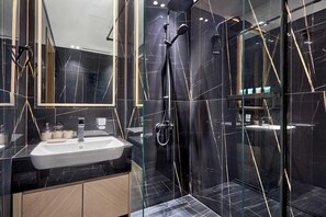 Een haardroger, handdoeken, zeep, shampoo