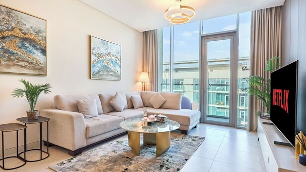 Ein modernes Wohnzimmer mit einer Couch, einem Couchtisch und Kunstwerken an den Wänden.
