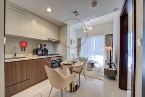 Fridge, microwave, oven, stovetop - Vera Residence - 814 (Dubai)
