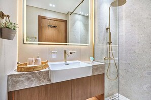 Hair dryer, towels, soap, shampoo - Trillionaire Residence -821 (Dubai)