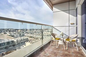 Outdoor dining - 2 Bedroom Apartment Close to Miracle Tower (Dubai)