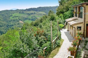 Apartment | Exterior - Apartment in Montefortino With Communal Pool (Montefortino)