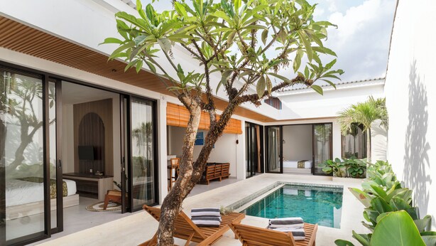 A modern house with a swimming pool, wooden loungers, and a large tree. - Perenenan Home (Pererenan)
