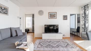 Comfort Apartment, 2 Bedrooms, Lake View | Living area