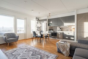 Comfort-Apartment, 2 Schlafzimmer, Seeblick | Wohnbereich | 50-Zoll-Flachbildfernseher mit Kabelempfang