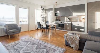 Bright 2BR Apartment with Lake Views