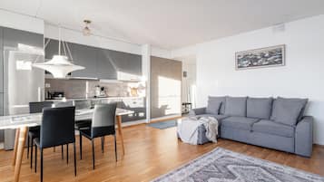 Comfort Apartment, 2 Bedrooms, Lake View | Living area