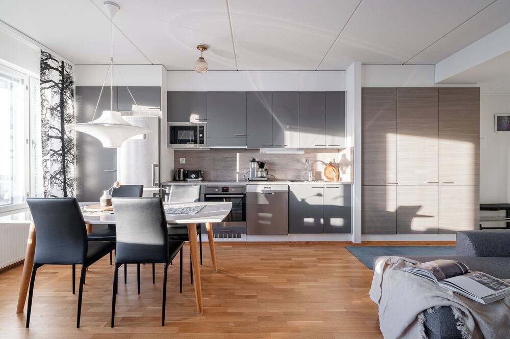 Bright 2BR Apartment with Lake Views