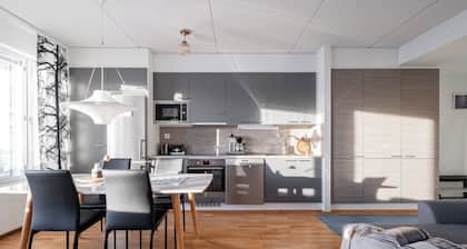 Bright 2BR Apartment with Lake Views