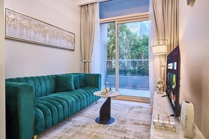 Smart TV - Elegant 1BR in Vera | Minutes from Dubai Mall (Dubai)