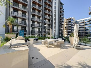 Outdoor dining - Premium 2BR with Pool, Gym & Lifestyle Amenities (Dubai)