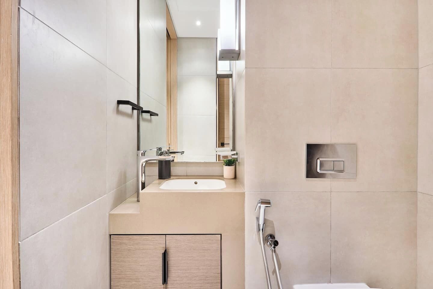 Ein modernes Badezimmer mit Waschbecken, Spiegel und Dusche.