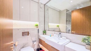 Doccia, asciugacapelli, asciugamani, shampoo