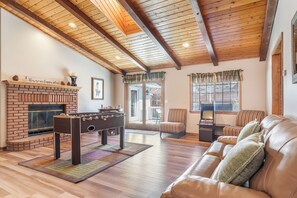 Smart TV, chimenea, videojuegos y futbolito 