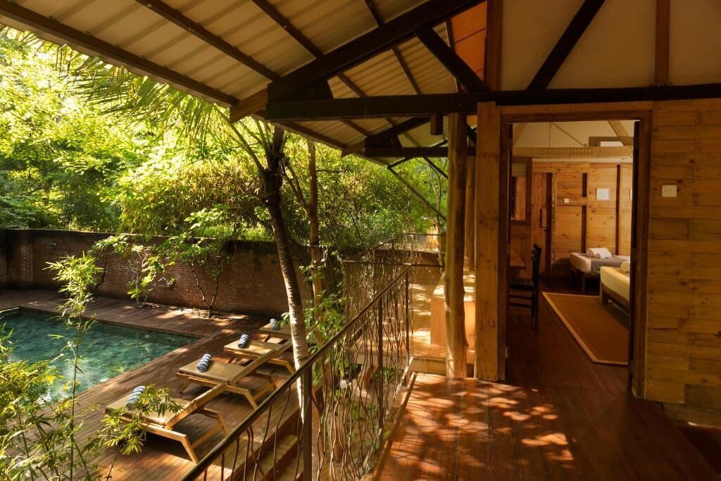 Chambre Triple, balcon, vue piscine | Terrasse/Patio