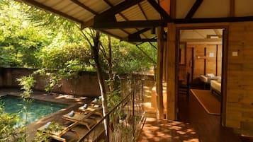 Chambre Triple, balcon, vue piscine | Terrasse/Patio