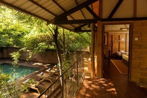 Habitació triple, balcó, vistes a la piscina | Terrassa o pati