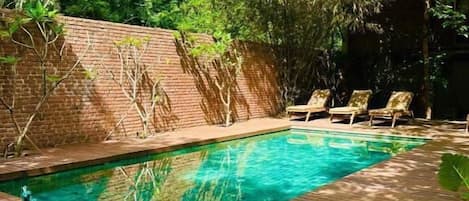 4 outdoor pools