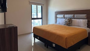Escritorio, tabla de planchar con plancha, wifi y ropa de cama