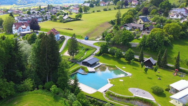 Et boligområde med huse, en swimmingpool og en mindre bygning.