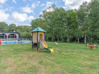 Stunning Glass Cottage in the Countryside