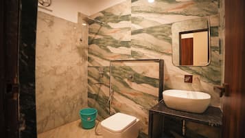 Luxury Triple Room | Bathroom | Soap, toilet paper