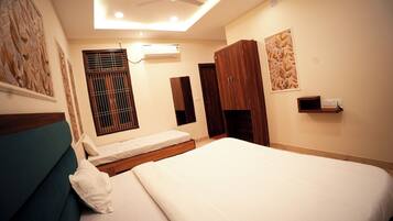 Luxury Triple Room | Laptop workspace, free WiFi