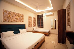 Laptop workspace, free WiFi - Hotel Maruti Nandan (Varanasi)