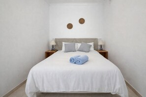 Tabla de planchar con plancha, internet y ropa de cama 