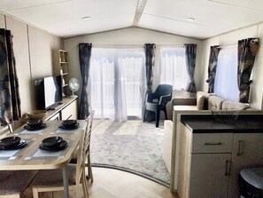 TV - Elegant 2 Bed One and Half Bath Caravan in Holiday Resort - Sleeps 6 (Great Billing)