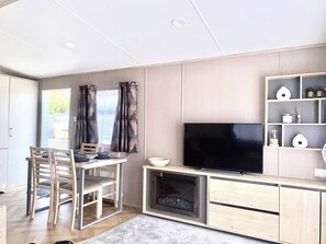 Dining - Elegant 2 Bed One and Half Bath Caravan in Holiday Resort - Sleeps 6 (Great Billing)