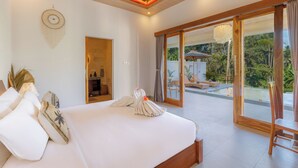 Ein Schlafzimmer mit einem großen Bett, Holzboden, Blick auf einen Pool und einer Schiebetür.