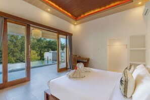 Une chambre d’hôtel avec un grand lit, un plafond en bois, une vue sur la piscine et un balcon.