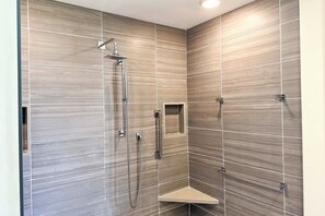 Shower, hair dryer, towels - The Palms at Wailea 1805 - Luxury 2BR condo, large lanai, Full AC, Kitchen, WiFi (Kihei)